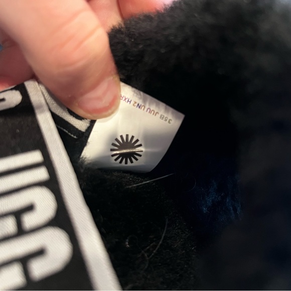 UGG fur fluff yeah sandals. Size 9! - Picture 9 of 9